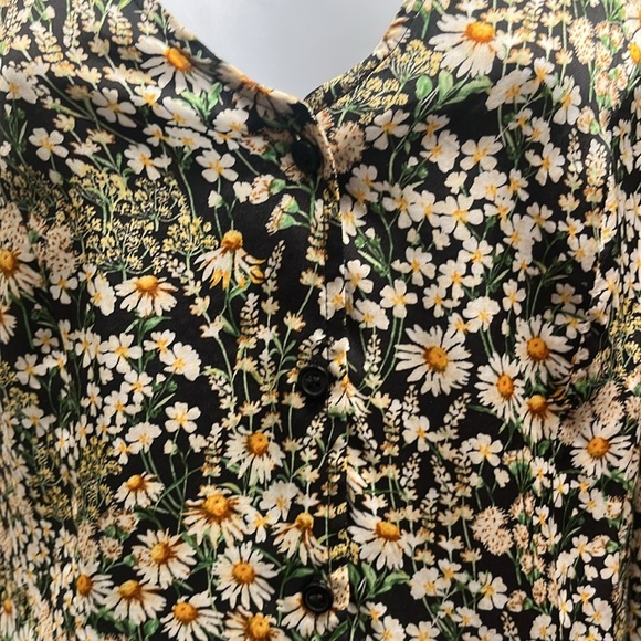 H&M Daisy print button front top - Picture 2 of 6